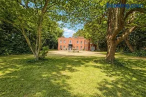 Royal Windsor Country Estate Private 5 Acres of Gardens - Image 3
