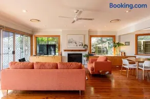 Bay and Beachside Family Retreat - Image 2
