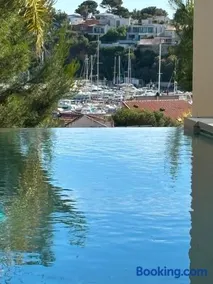 Carry Luxury Retreat Sea & Port View Room - Image 1