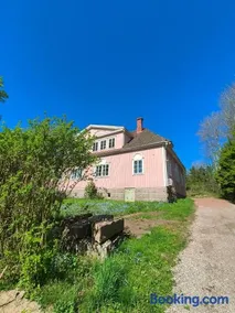 Accommodation in a pink house in Rautila - Image 1