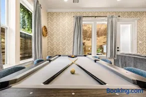 Downtown Luxe Retreat - King Bed, Pool, Pong, Billiards, Grill & FREE Coffee - Image 4
