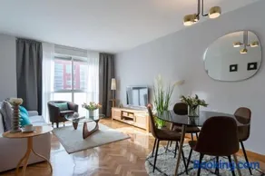 Vivienda con zona de trabajo, piscina y parking - Image 2
