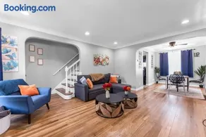 Brooklyn Townhome 9 Miles to Downtown - Image 1
