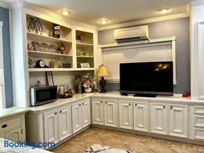 Beautiful traditional home*Modern updates*Guest suite B - Image 4