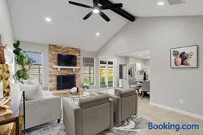 15 Min to International Airport! Cozy, Modern Home - Image 2