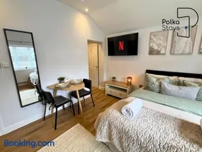 Stylish Cosy Cheshire Cottage by PolkaStays - Image 3