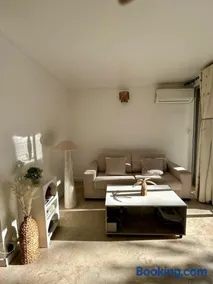 Golfe de Saint Tropez, 5min beach, 1 chambre , 1 canapé lit , terrasse - Image 2