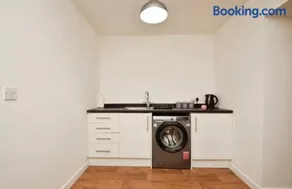 Lovely 2 bedroom flat in town centre by train station - Image 5
