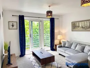 Riverside Apartment with Parking 1 Mile from Town Centre - Image 5