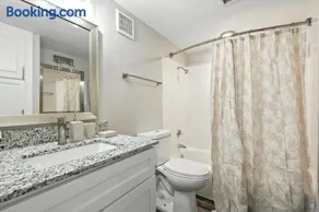 10 mins from downtown Dallas pool & gym - Image 5