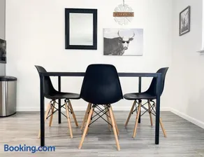 Trendy Ivy 2-bedroom Near Hospital & College - Image 2