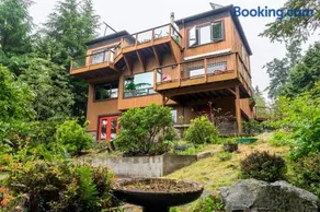 Stylish Deception Pass Retreat with Bay Views - Image 1