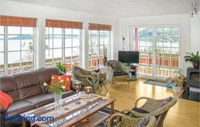 4 Bedroom Cozy Home In Hundeidvik - Image 3