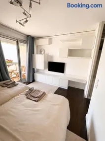 Parisian Sparkle Retreat, 50m from American Hospital - Image 2