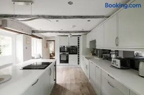 Luxury Townhouse in the Heart of Burford Sleeps 11 - Image 4