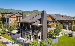 Park City White Pine Mountain Retreat | Walk to Ski, Free Shuttle, Mountain Views/Ski Waxes, Hot Tub - Image 1