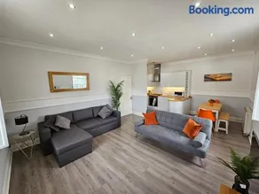 Lakeview Apartment, central location, Sea and Lake view, free parking & WiFi - Image 2