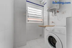 100m to a beach Spacious apartm - Image 1