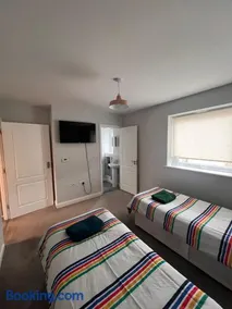 Whyte 3 bedroom house with garden, Sleeps 7 free parking sittungbourne Kent - Image 5