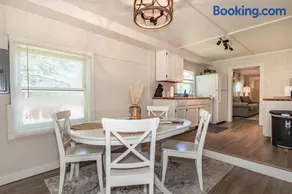 Fisherman's Cottage 3BR Lake Erie Retreat - Image 3