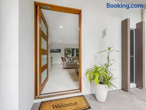 Casa Mia Retreat Luxury Family Home on Buderim - Image 1