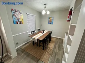 Modern & Cozy Apartment near The Galleria - Image 3