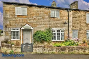 Cloggers Cottage, Harrogate with Free Parking - Image 2