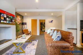 F611 - Welcoming & Attractive Stay - Image 3