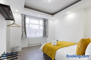 Large Comfy 4 Bedroom House, Ideal for Workers, FREE Parking - Image 2