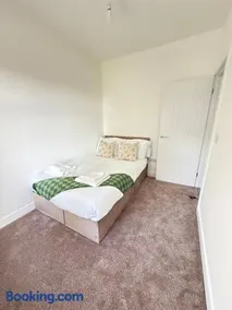 3 Bed House Contractors Welcome Free Parking WiFi - Image 3