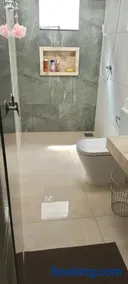 Casa com Piscina Próxima ao MotoGP Ideal para Grupos - Image 4