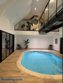Gîte avec piscine intérieure jacuzzi et cinéma - Image 2