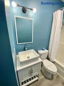 Modern 2-Bedroom Apartment with Private Pool and Balcony in Wilmington - Image 3