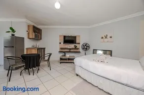 Phindulo Bed and Breakfast - No Loadshedding, Smart TVs & unlimited free fibre wifi - Image 5