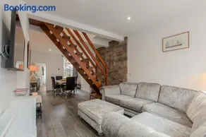 High End Central Location 2 Bedroom - Image 5
