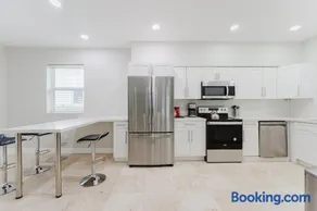 Beautiful Aventura Villa Sleeps 26 - Image 4