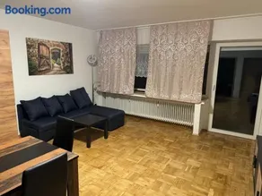 Laras voll ausgestattete Gartenwohnung mit WLAN und TV - Image 2