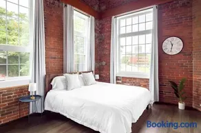 Jennifer's Historic Riverfront Loft City Views - Image 3