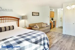 Grand Traverse Bay Waterfront Condo - Image 2