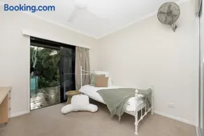 Spacious Family Retreat with Pool - Image 4