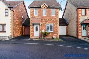 Modern Three Bedroom House Free parking wifi - Image 4