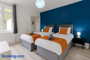 The Medway Hub Contractors & Families Welcome -Sleeps 6 - Pool Table - Image 2