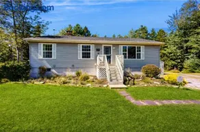 Charming cottage near the beach with balcony, deck, grill, fireplace - dogs OK - Image 1