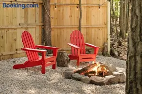 Luxe 2 Bed Dome w Hot Tub Deck Fire Pit & Bath - Image 3