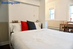 Cozy Studio Perfect for Business Travelers Downtown - Image 3