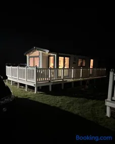 Seascape Horizon Dog Friendly 2 Bed 6 Berth Decked Villa with Parking at Camber Sands Parkdean Holiday - Image 4