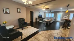 Spacious Downtown 4 Bedroom - Image 2