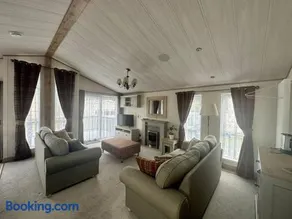 Luxury 6-8 Berth Lodge - Image 2
