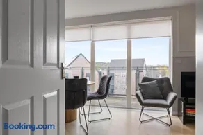 Modern 2 bedroom penthouse with free parking - Image 5
