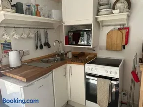 Unique Orchard Lodge for couples with hot tub - Image 3